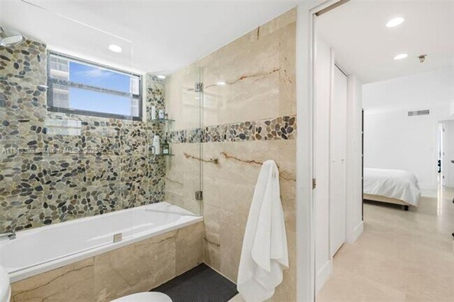 Building Photo - 2625 Collins Ave