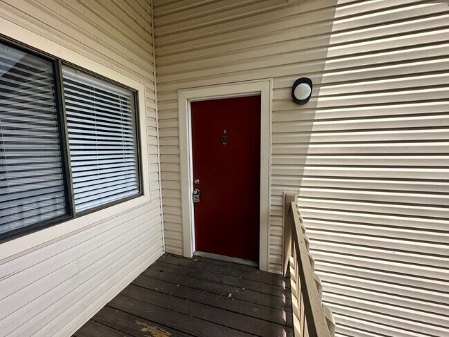 Building Photo - Upstairs unit ON THE GOLF COURSE!