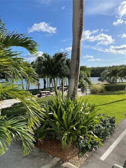 Building Photo - 400 Kings Point Dr