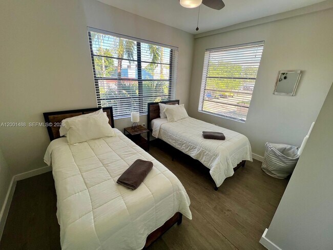 Building Photo - 2932 NW 16th Ave