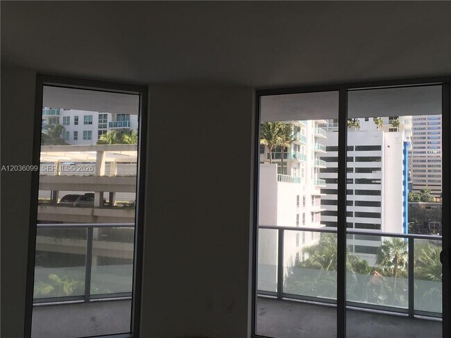 Building Photo - 1300 Brickell Bay Dr