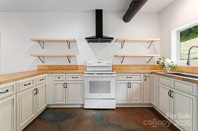 Building Photo - "Charming 1-Bedroom Retreat in Candler - Cozy 650 Sq Ft Haven!"