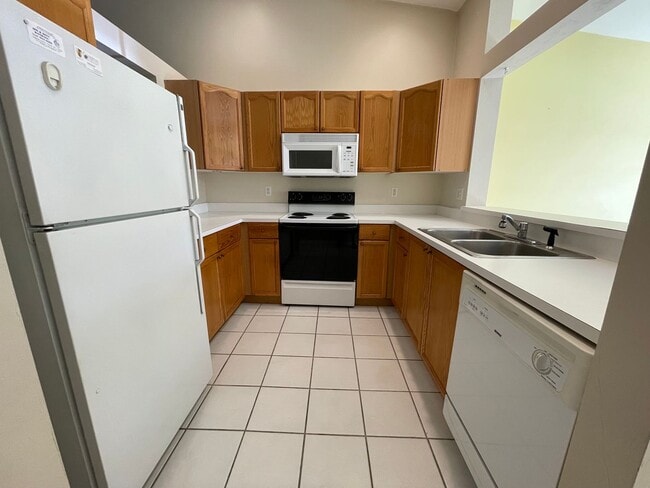 Building Photo - ANNUAL RENTAL - 2ND FLOOR LAKE VIEW 2 BED ...