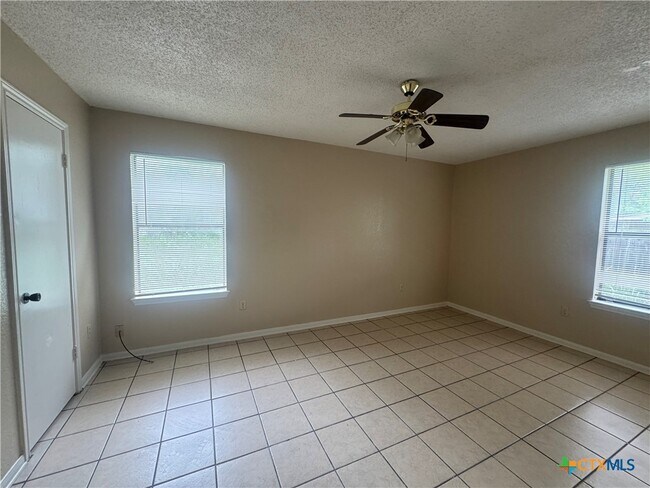Building Photo - 213 Blanket Dr