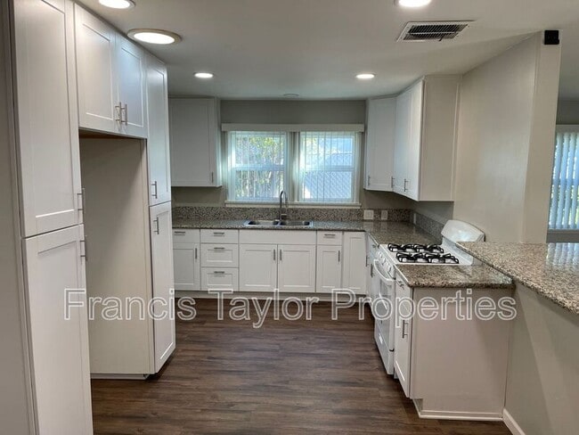 Building Photo - 218 W 8th Ave