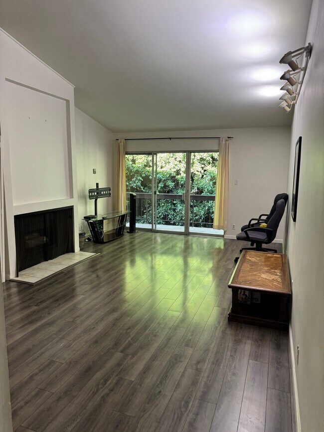 Family room - 440 Veteran Ave