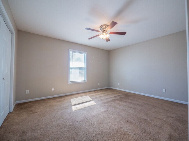 Building Photo - 212-214 E 1st Duplex