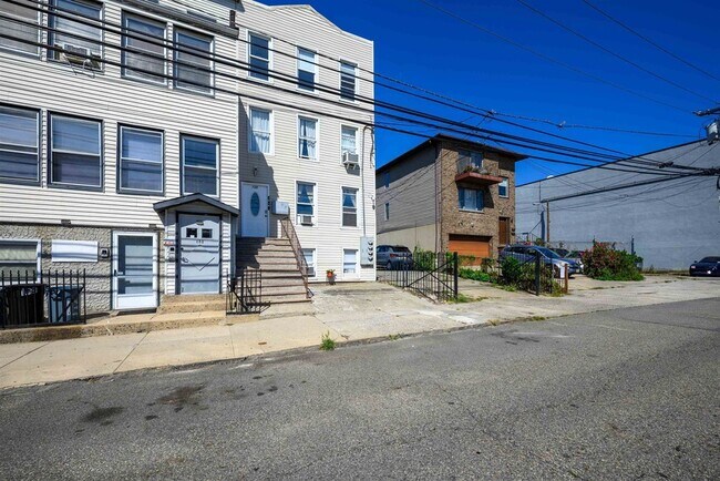 Building Photo - 135 Cambridge Ave