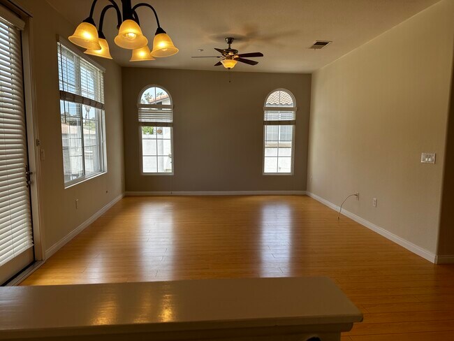 Building Photo - 310 Sunset Way