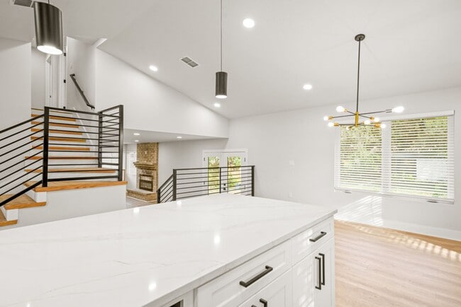 Building Photo - BEAUTIFUL HOUSE FOR RENT NEAR 1604 W/ GUIL...