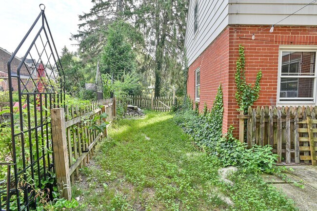 Building Photo - 2302 Rudy Rd