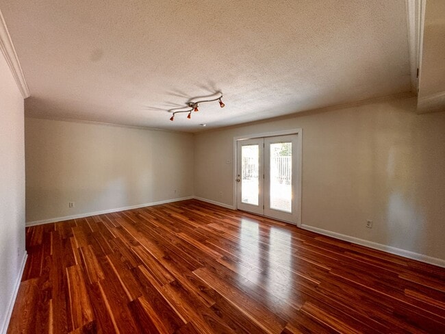 Building Photo - Spacious 4 Bed 2.5 bath Home Close to Fort Bragg