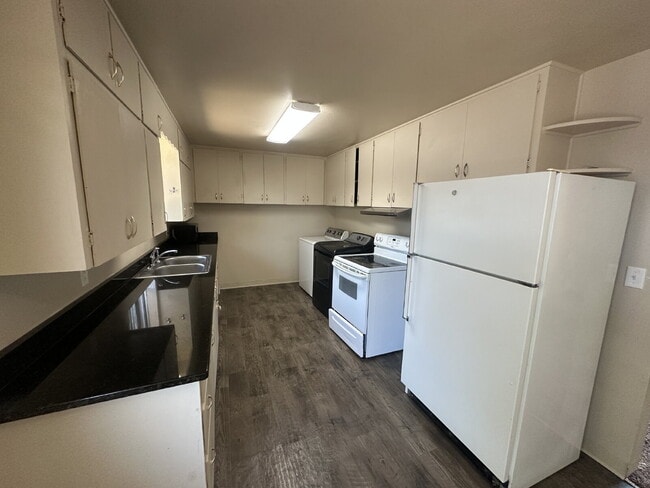 Building Photo - "Charming 2-Bedroom Oasis in Boise's Heart...