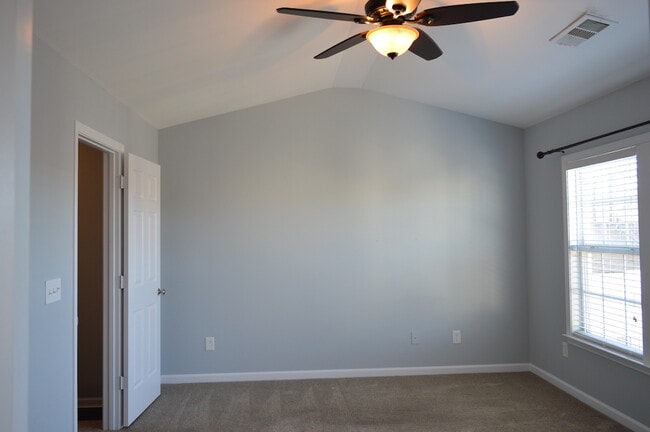 Building Photo - 913 Prestwyck Ct