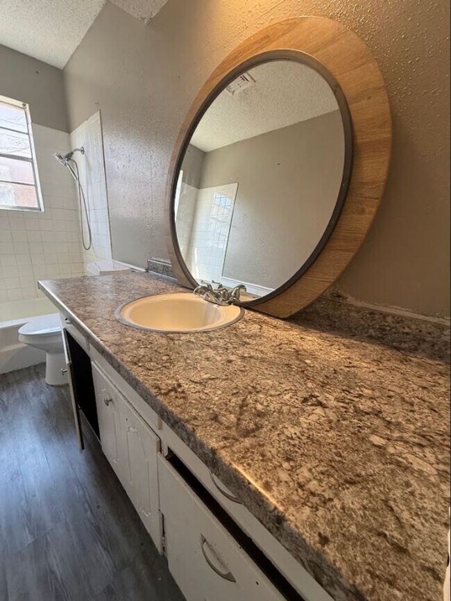 Building Photo - Charming 5 Bedroom House