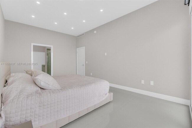 Building Photo - 18011 Biscayne Blvd