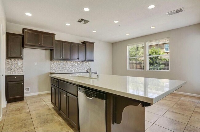 Building Photo - Beautiful 5 Bedroom, 3 Bath Tracy Home / B...