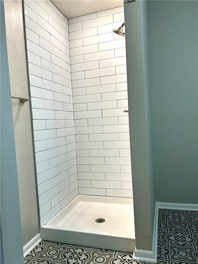 Building Photo - 301 Crestview Dr