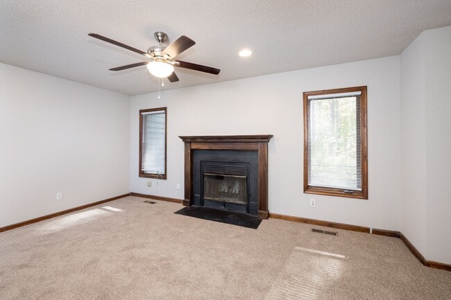 Building Photo - 2 bedroom 1.5 bath Duplex Close to the Beach