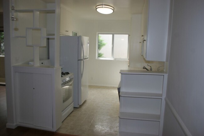 Building Photo - 1646 Livonia Ave