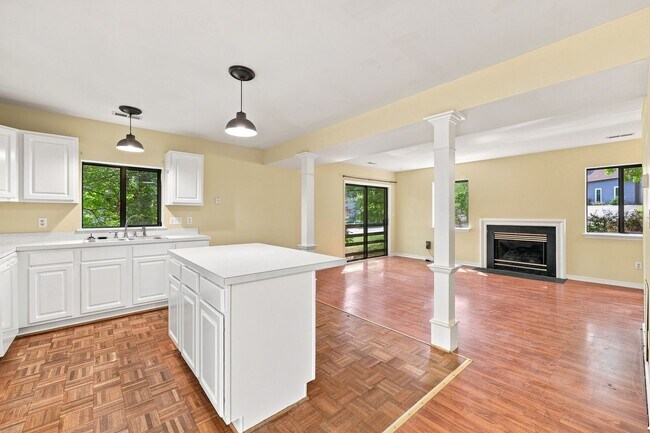 Building Photo - 322 Whispering Oaks Dr
