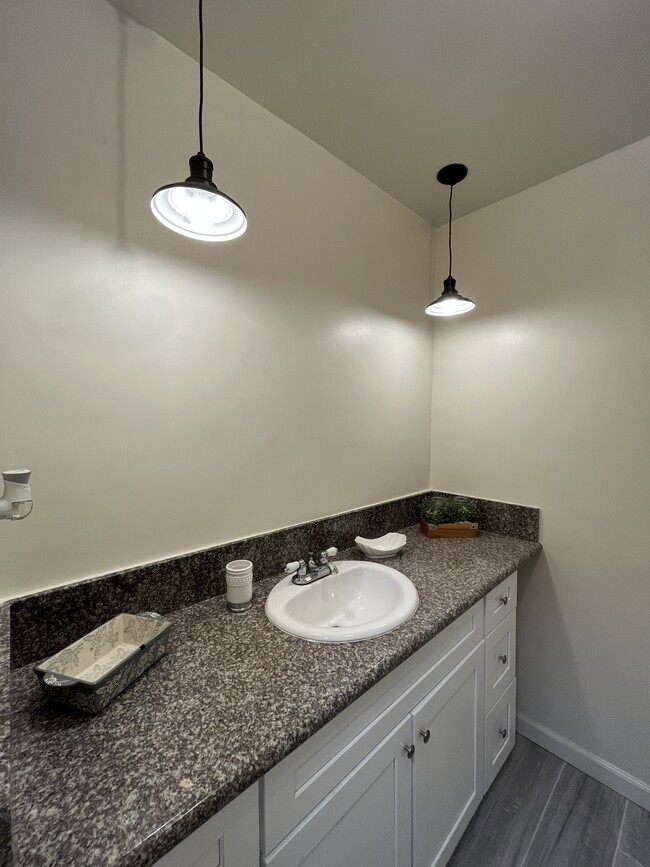 Building Photo - 6939 Hazeltine Ave
