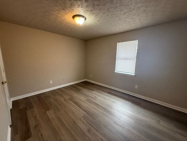 Building Photo - 113/115 Deer Creek Dr