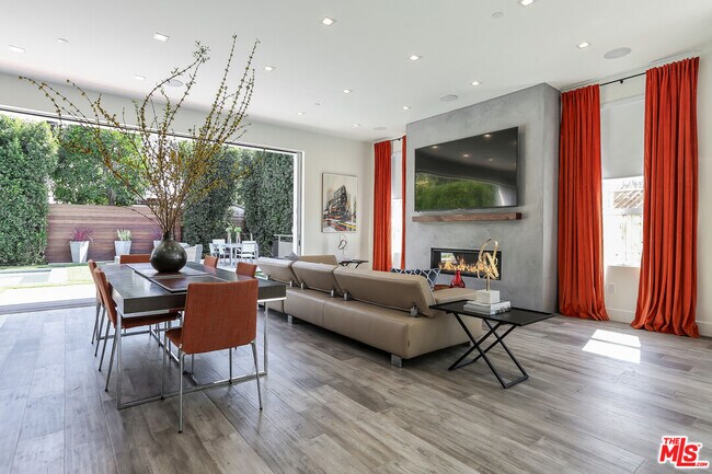 Building Photo - 912 N Crescent Heights Blvd