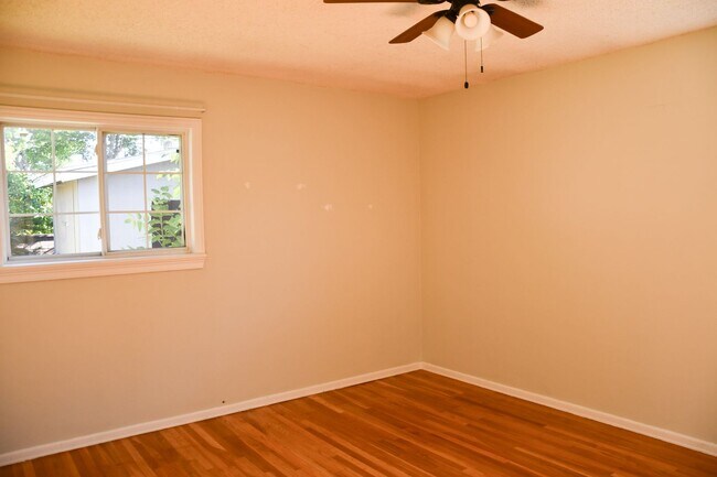 Building Photo - 1210 E Oakmont Ave