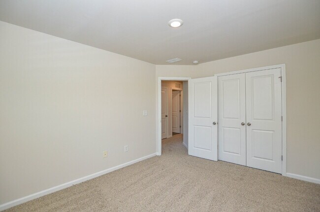 Building Photo - Easy Tega Cay Living in a Thoughtfully Updated Townhome