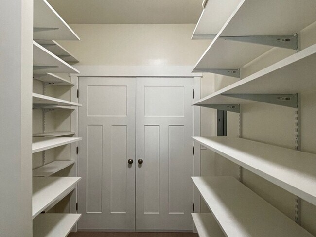 Building Photo - Single-Level 2 Bed / 2 Bath | Garage Available June 1st
