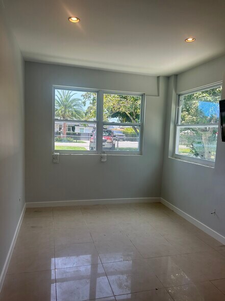 Primary Photo - 6859 SW 37th St