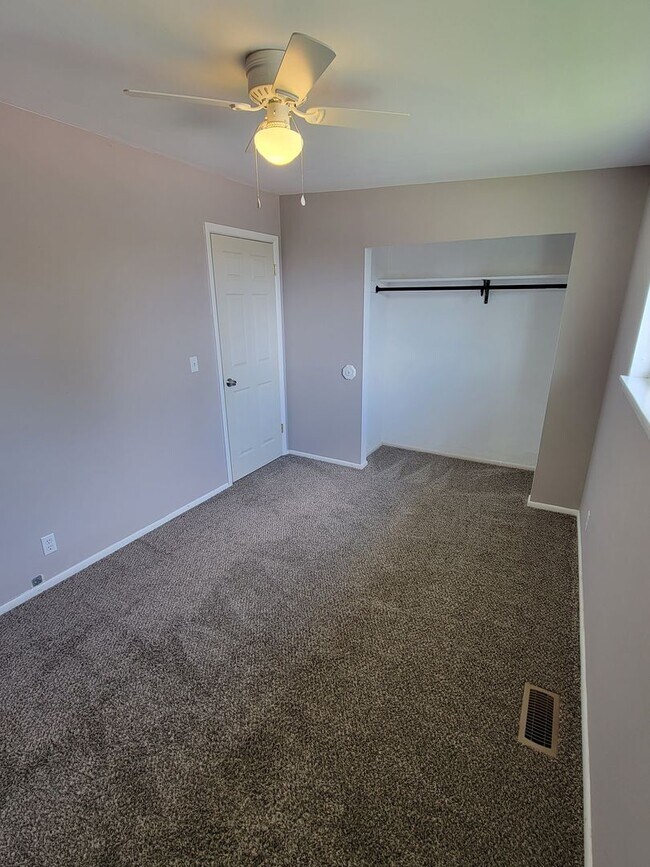 Building Photo - Roy Duplex
