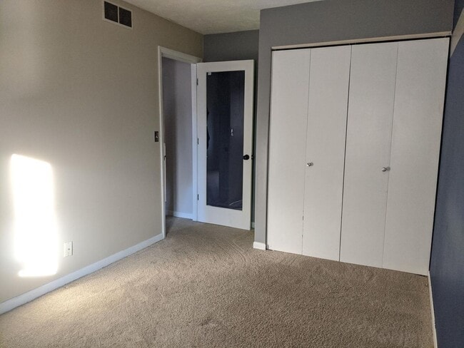 Building Photo - Cute 3 Bedroom Condo