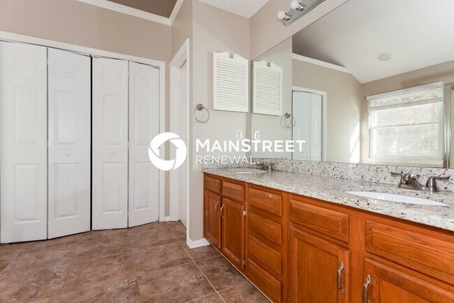 Building Photo - 4 Bedroom Pet-Friendly Home in Charlotte, NC with Main Street Renewal