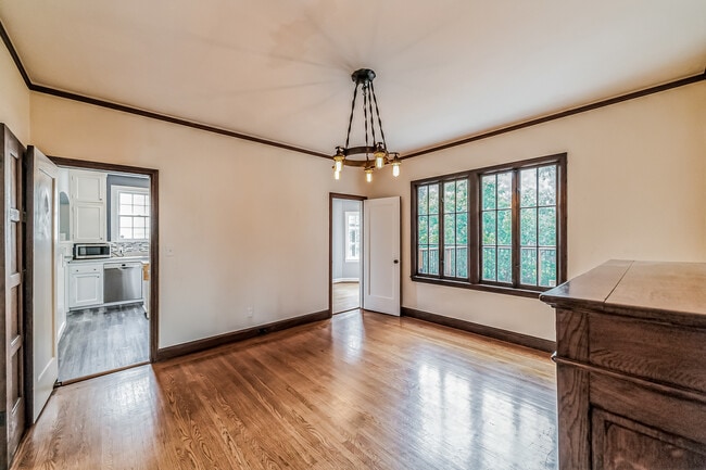 Building Photo - 496 Crestlake Dr