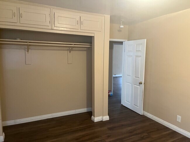 Building Photo - 1423 W 106th St