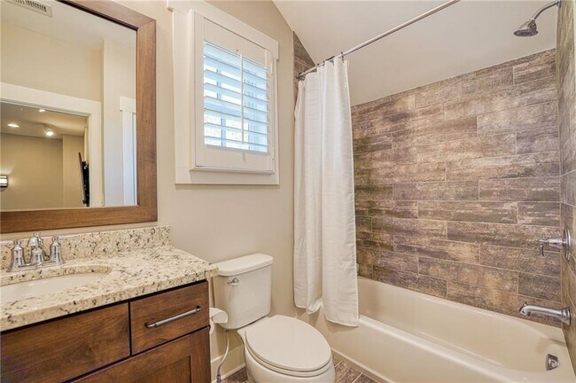 Building Photo - 984 Memorial Walk SE