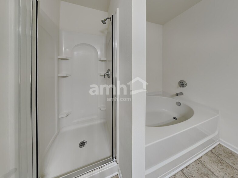 Building Photo - 1882 Woodstone Dr