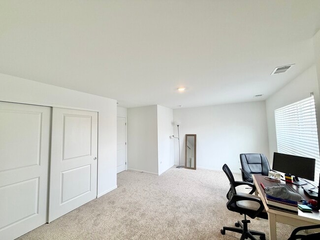 Building Photo - 331 Red Oak Cir