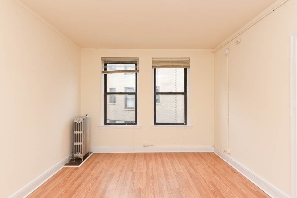 Building Photo - 3335 W Diversey Ave