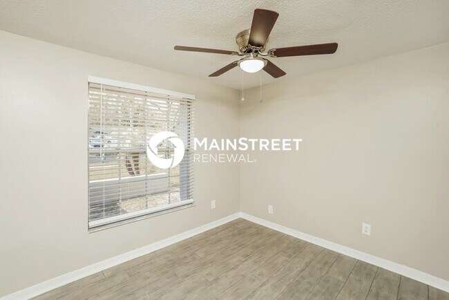 Building Photo - 3 Bedroom Pet-Friendly Home in TAMPA, FL with Main Street Renewal