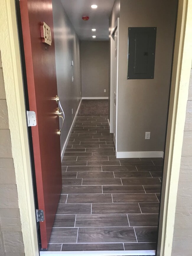 Building Photo - Top Floor Studio In The Wimbledon Condos! Ideal Location!