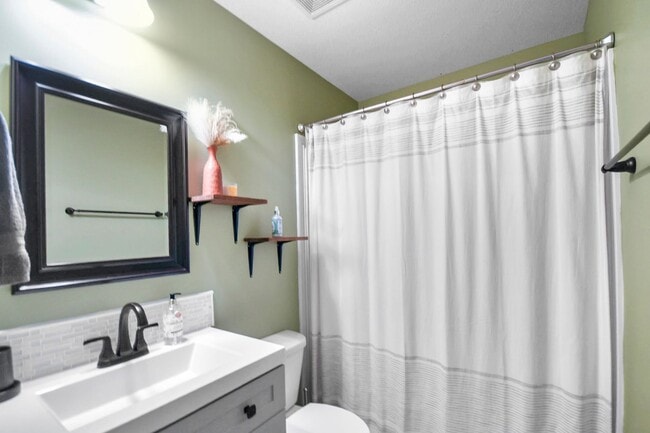 Building Photo - Pet Friendly Three Bedroom!