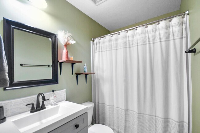 Building Photo - Pet Friendly Three Bedroom with Bonus!