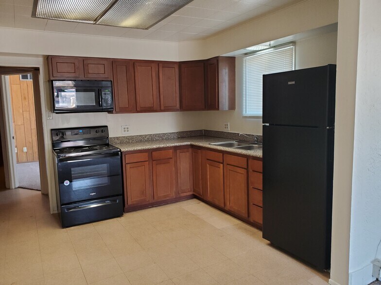 granite kitchen - 1141 E Elm St