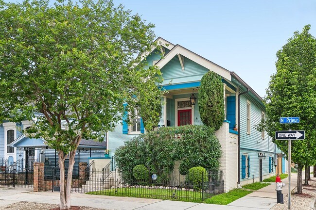 Building Photo - Gorgeous 3BD/3BA with Courtyard
