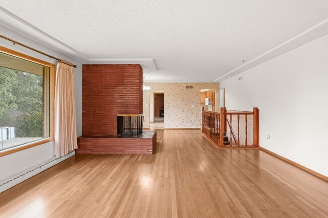 Building Photo - 5 Bed 2 Bath Spacious 3200 sq/ft Lower South Hill brick rancher property