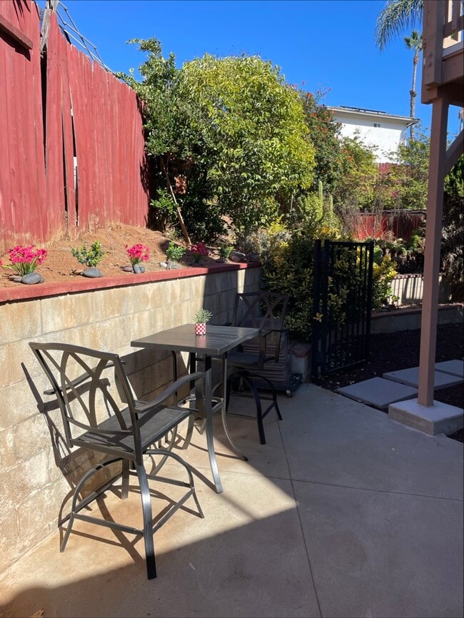 Building Photo - 1550 Encino Dr