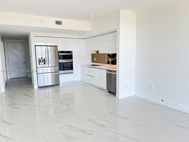 Building Photo - 1170 Hallandale Ave